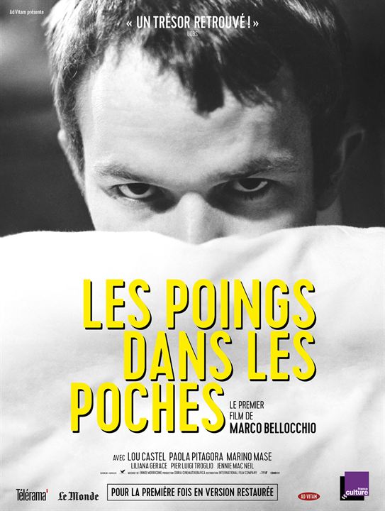 Les poings dans les poches